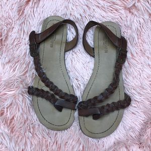 Toe strap sandals